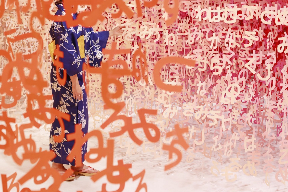 彩纸映衬下的“语言的世界”可尔必思 100 周年装置艺术展-15