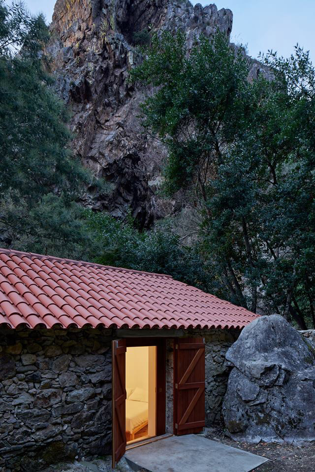 悬崖边的水磨坊民宿 / Bruno Lucas Dias Architecture-12