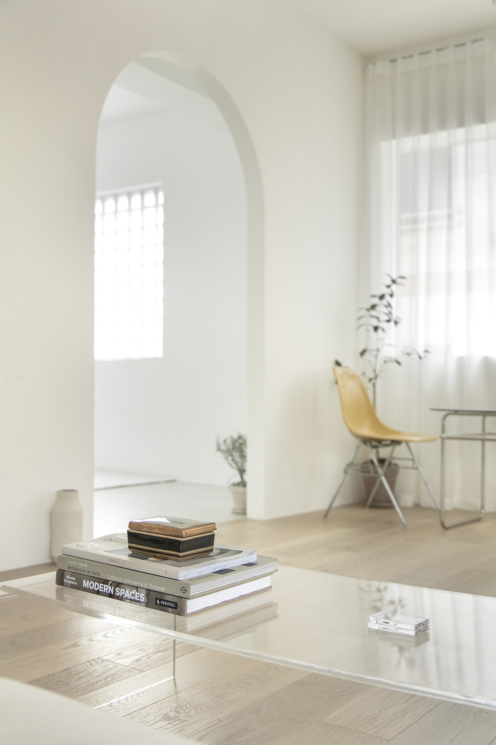 "白色与木色的高级 27 平米工作室"-33