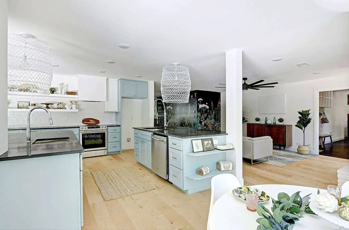 个性墙纸打造独特餐厅，翻转德州住宅视觉体验-10