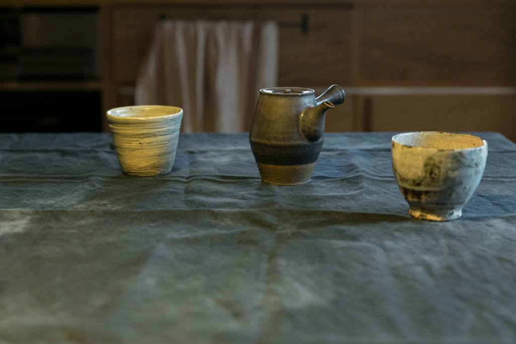 吹き抜けを家の中心に作るあたたかな自然素材の家に『shizen』の器が映える | Style of Life | 100%LiFE-6