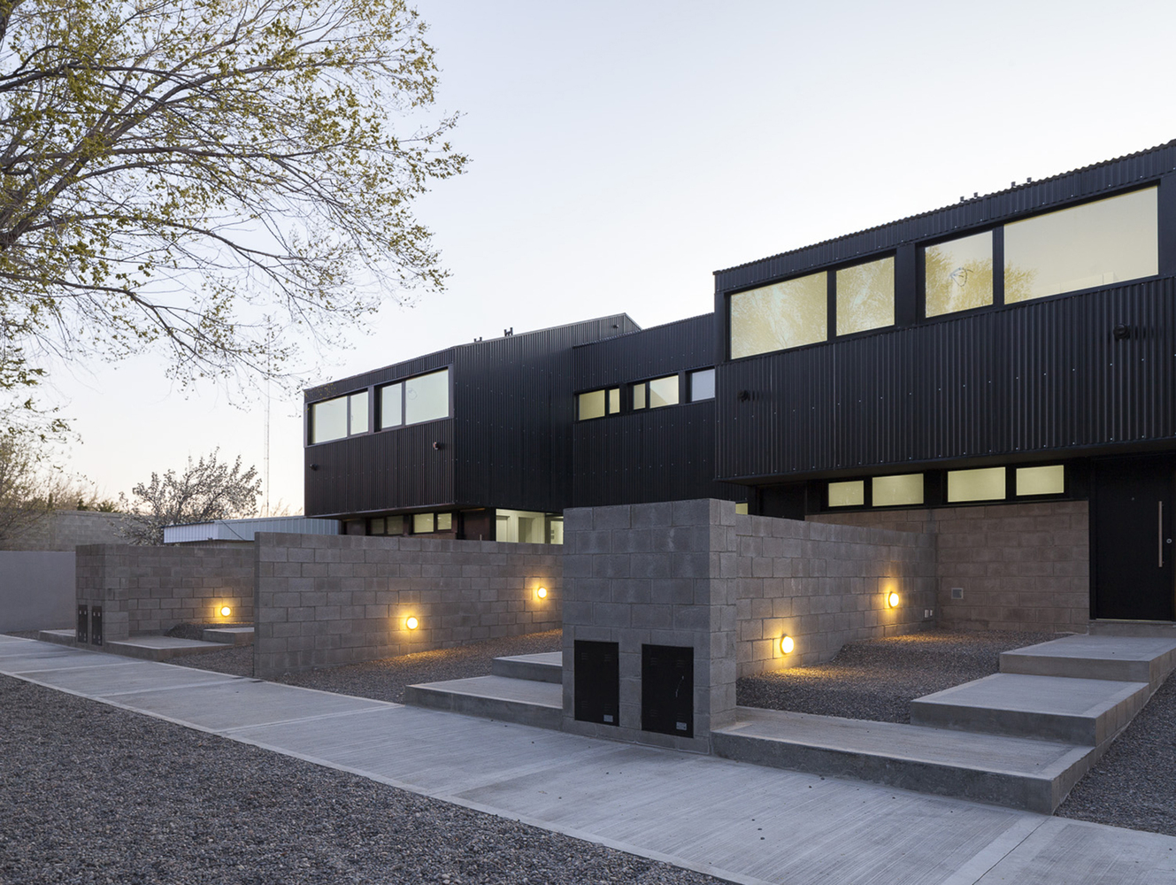 阿根廷城市广场上的黑色钢构住宅群-43