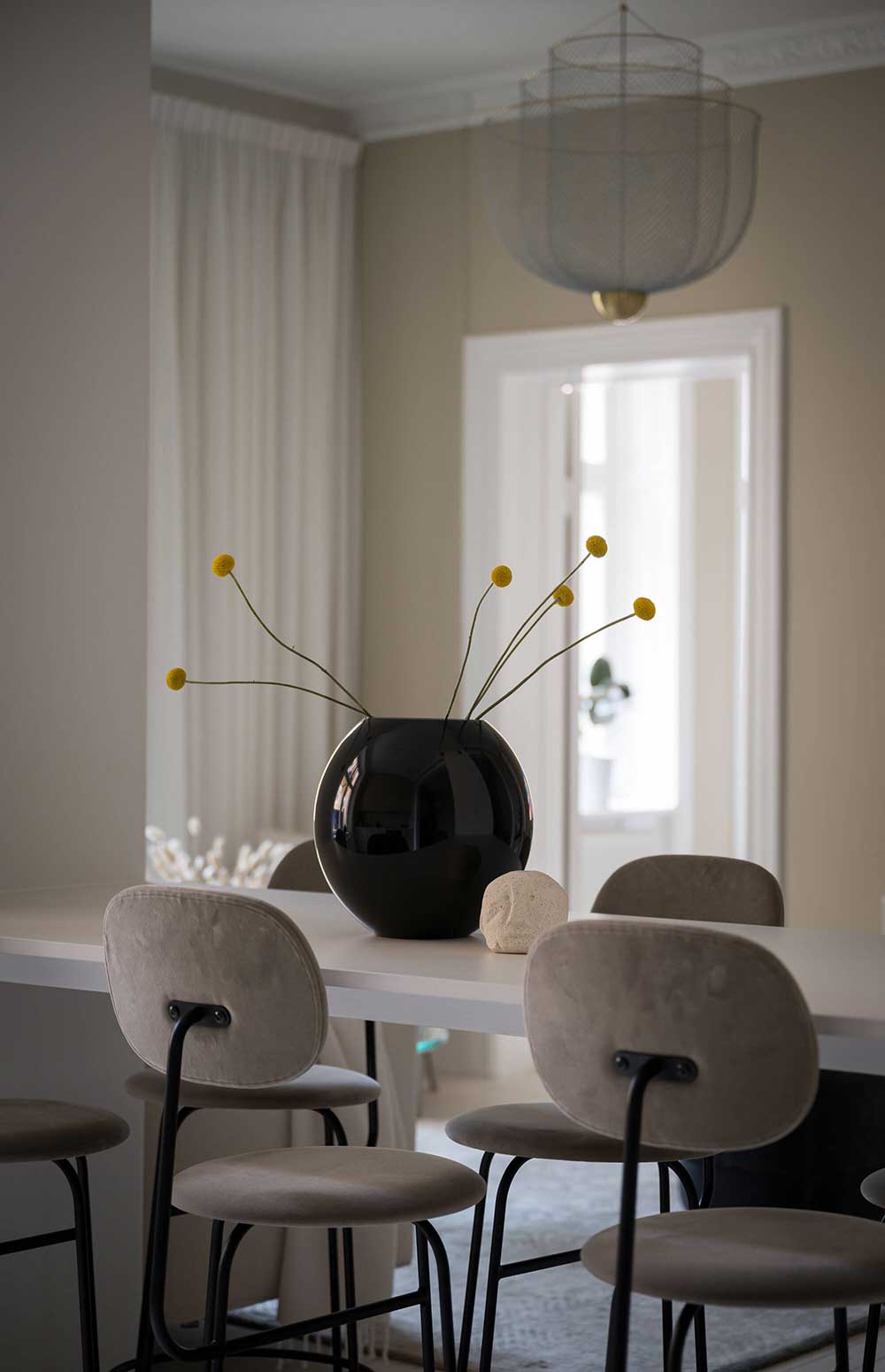 平静与宁静：斯德哥尔摩精致的单色公寓-25