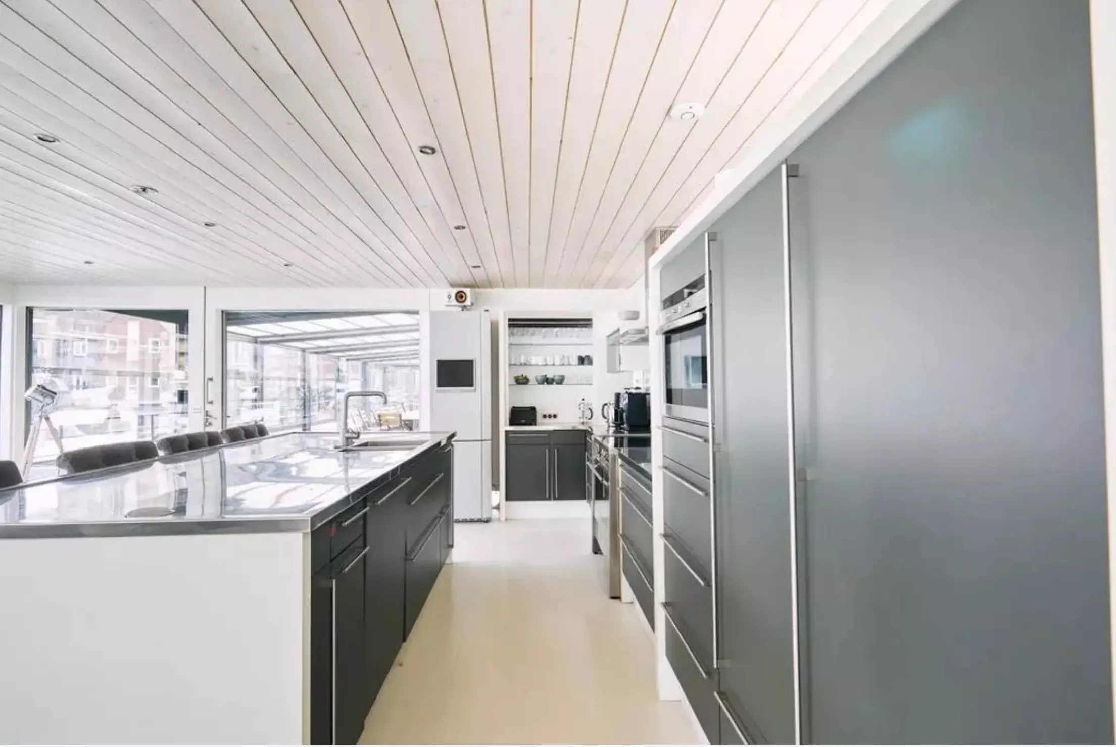 伦敦独特设计师 houseboat,水岸优雅舒适居所-6