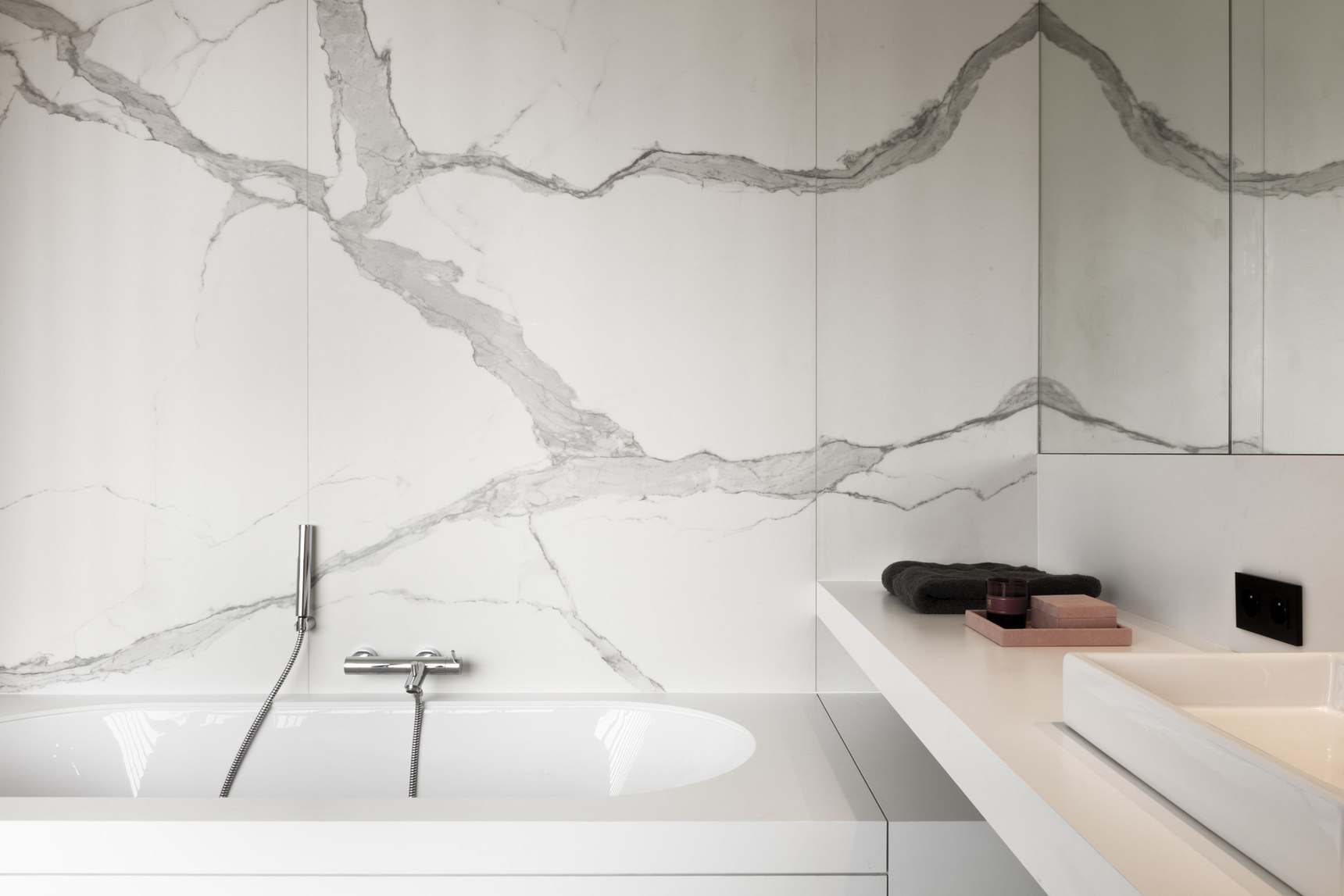 比利时阁楼公寓,木框结构与城市景观完美融合-13