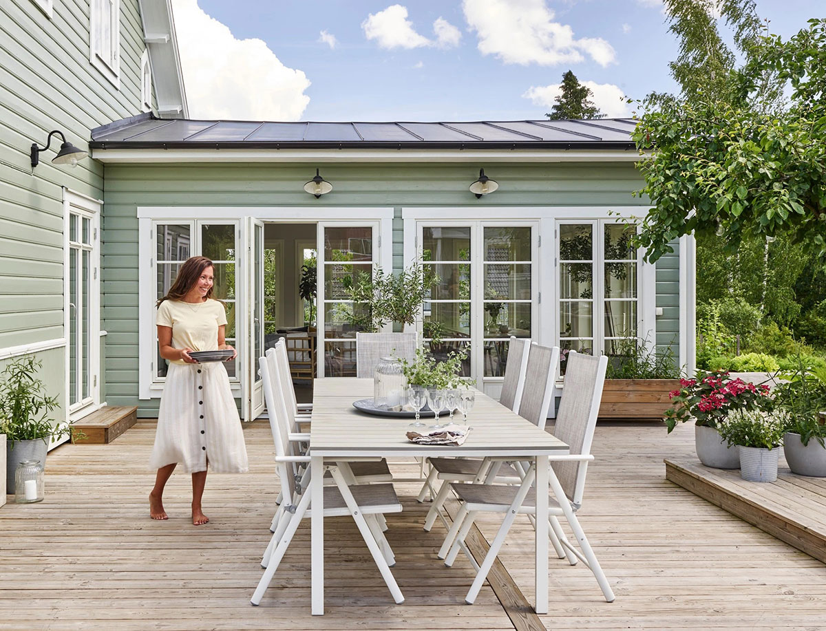瑞典年轻家庭打造白色夏日小屋，自然与现代的完美融合-1