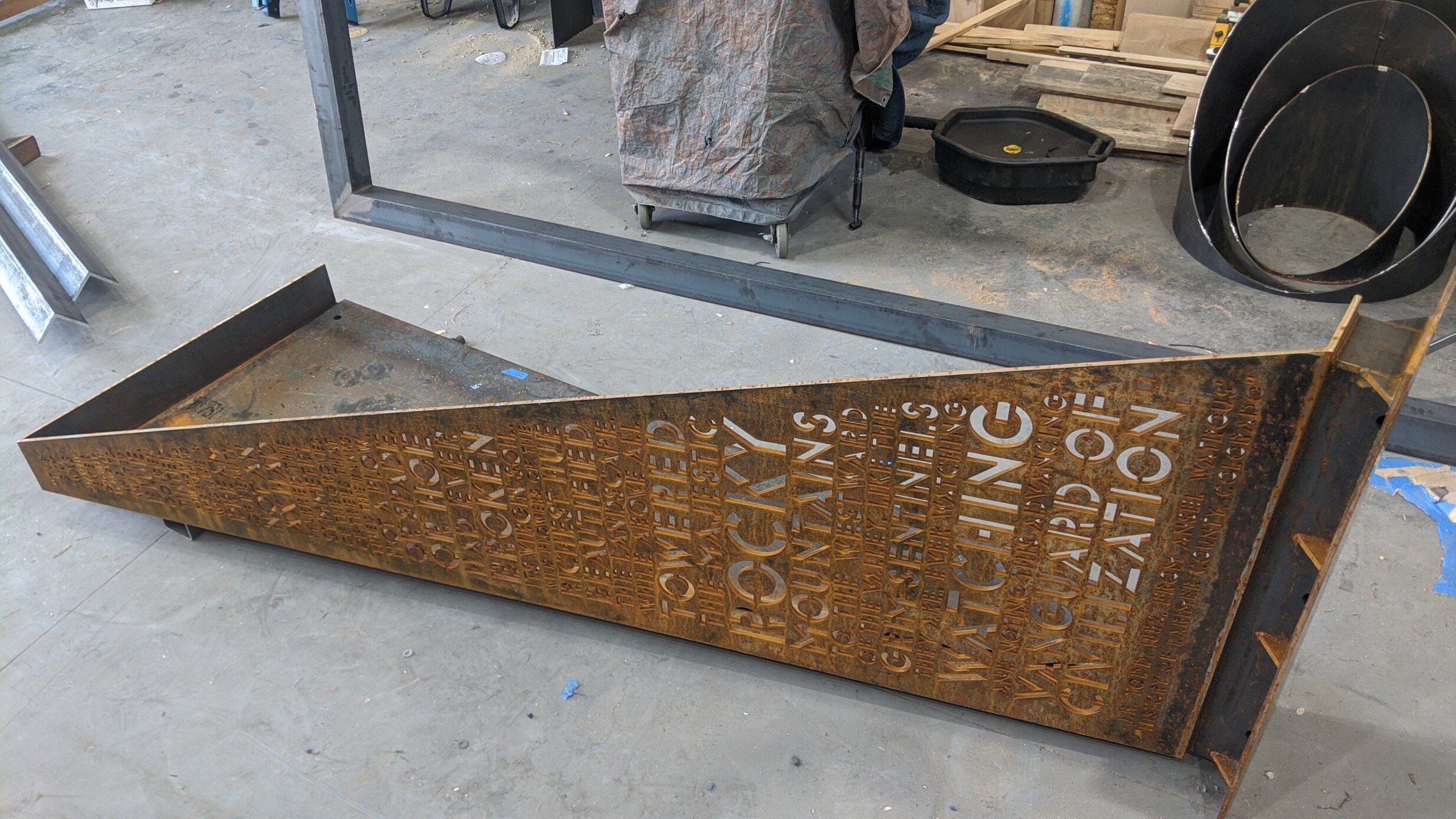 艺术的交融  境·界（这里The E·terior由于E·terior不是常规单词，E可能代表独特概念创造，terior类似interiorexterior词根有内外之意，结合A Confluence of Art整体艺术氛围，推测E·terior是营造独特概念境·界，和艺术的交融在主题上也匹配） -94