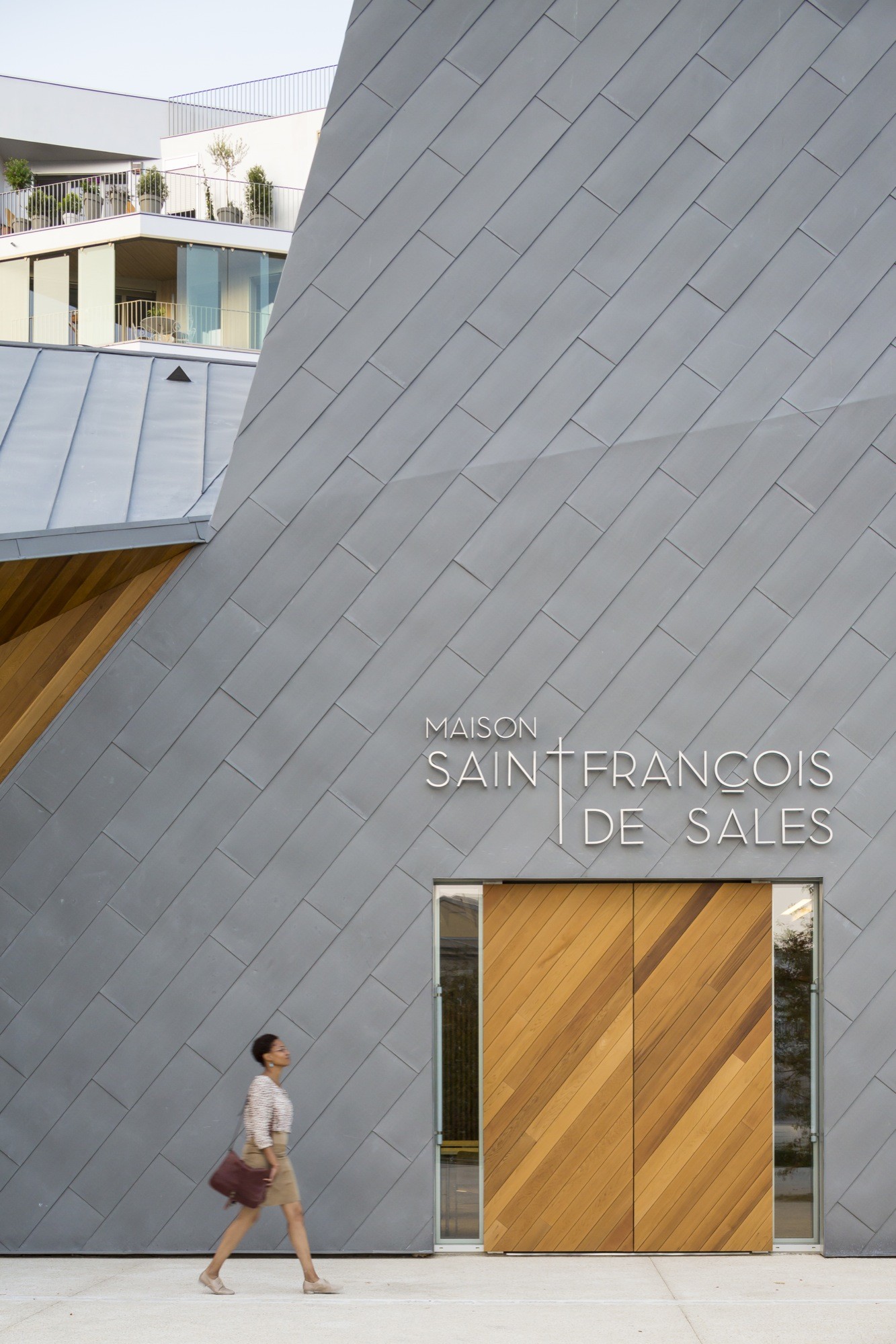 折叠 zinc 外壳中的宁静圣所——法国 Ensemble Pastoral Catholique 教堂设计-14