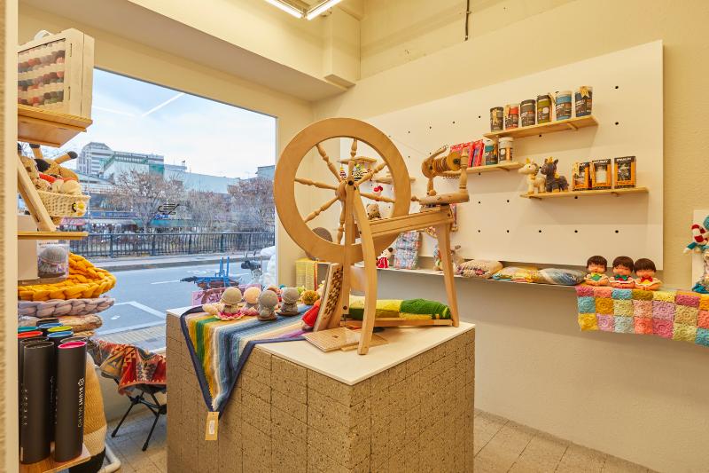 简约双色 7 坪咖啡厅 | 温馨空间与明亮自然的完美融合-3