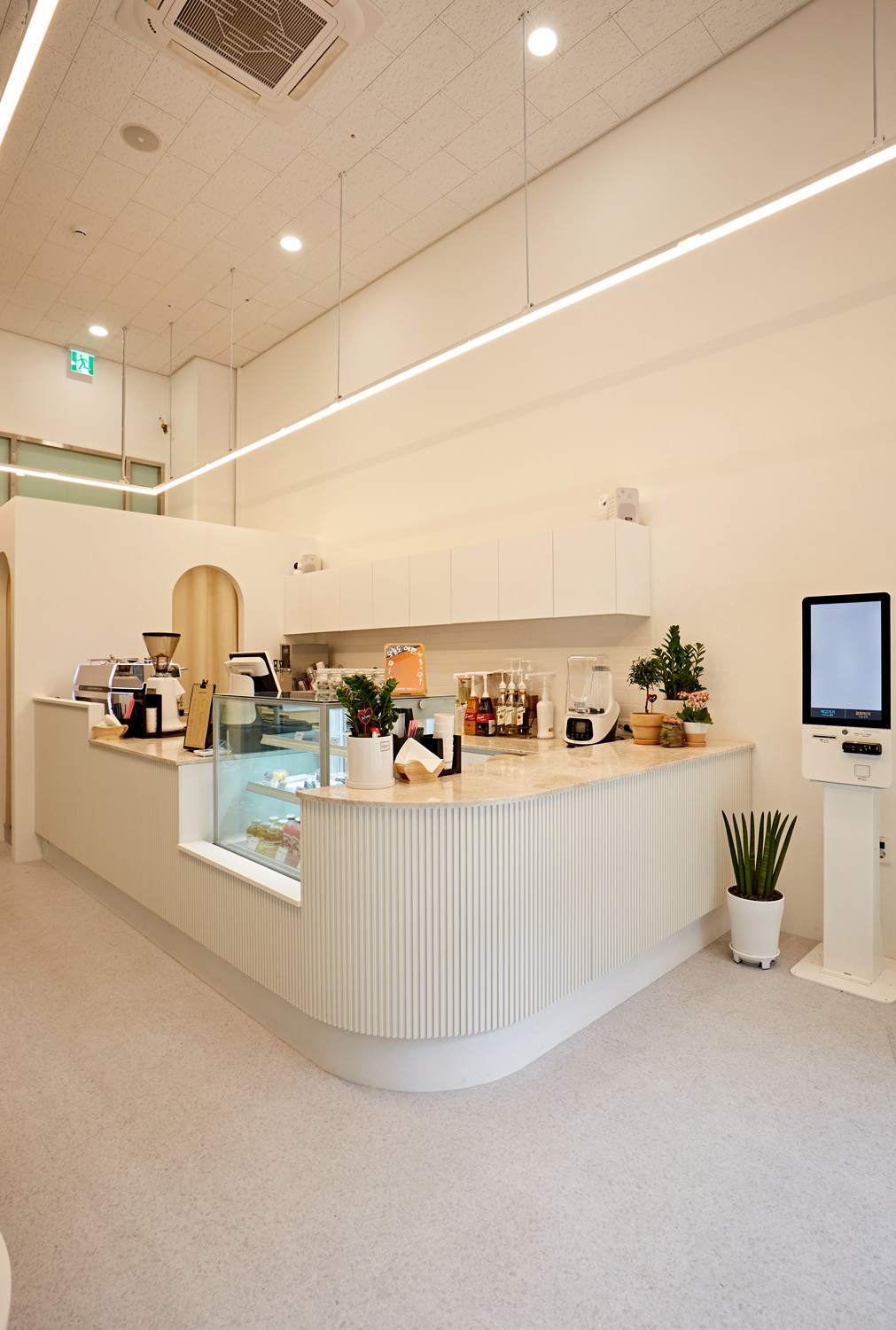 白色与木色交融，11 平小空间咖啡馆设计惊艳-9