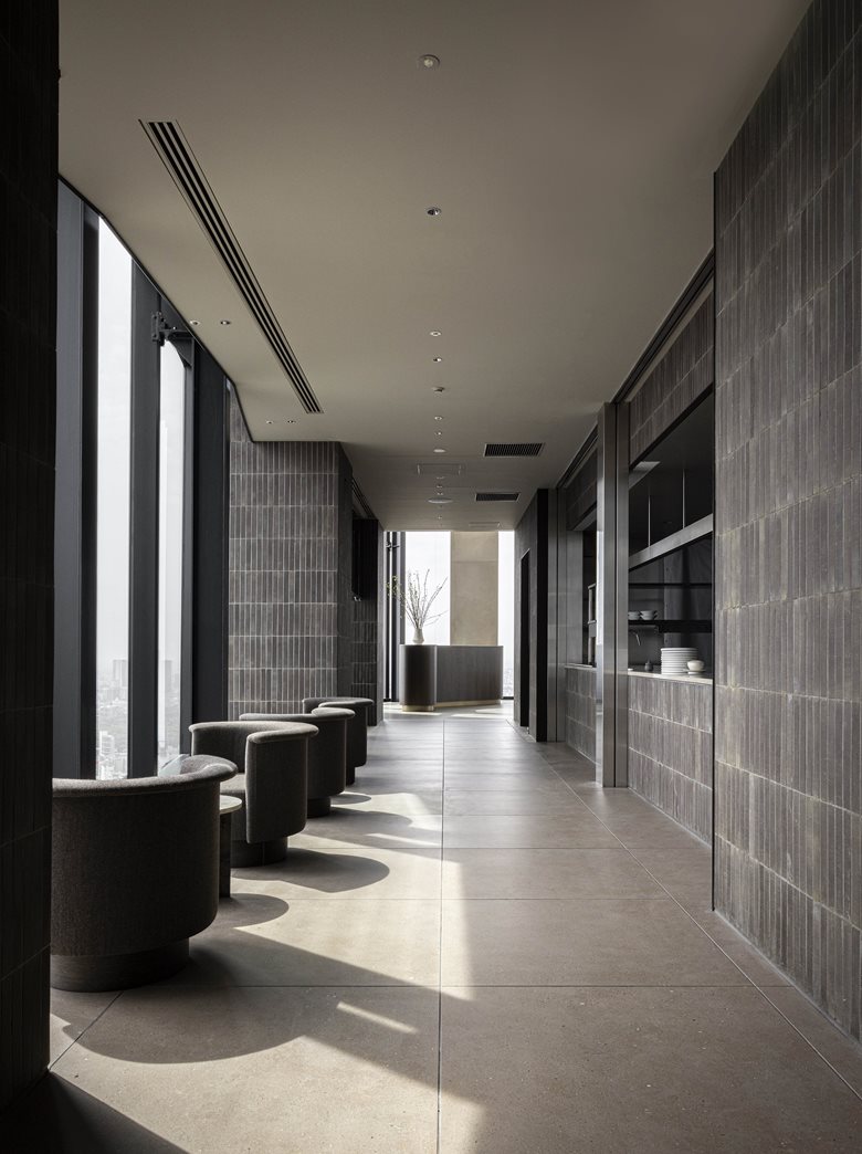 传统现代文化结合的japandi风酒店顶楼寿司餐厅和水疗中心设计-12