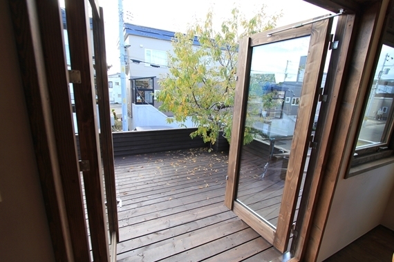 「鉄階段とウッドデッキの家」(铁楼梯与木质甲板之家)丨日本-19