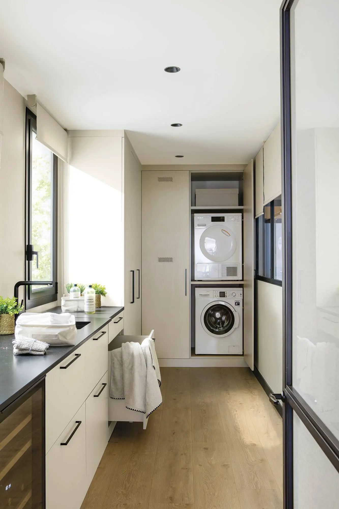 巴塞罗那现代优雅公寓设计-10