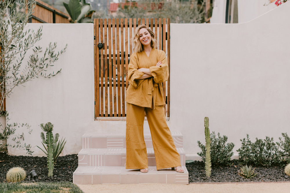 年轻企业家 Jaclyn Johnson 的洛杉矶现代西班牙风格住宅-0