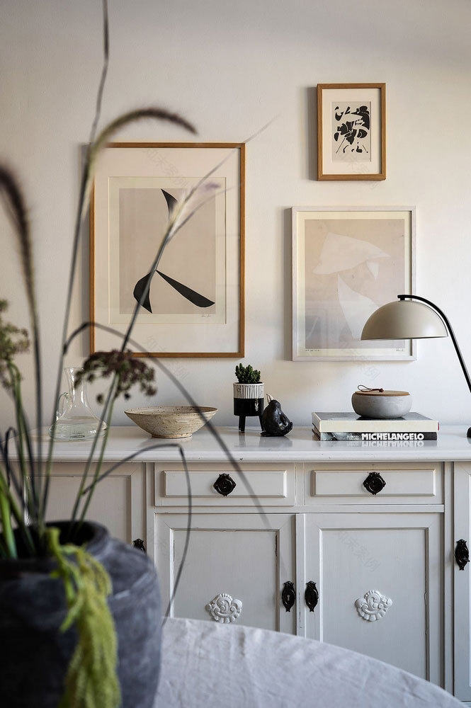 斯堪的纳维亚风格公寓的亮丽条纹沙发-14