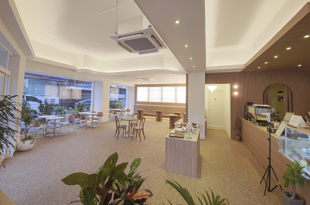 白色与木色，打造温馨 40 平米咖啡厅-4