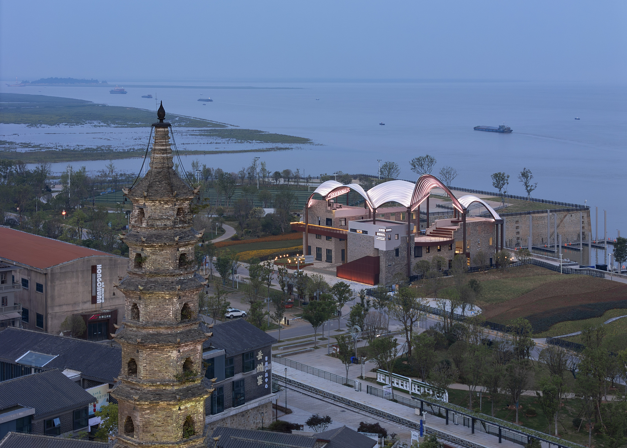Yueyang Hualinggang Pier Tourist Center / WANG HUI | URBANUS-34