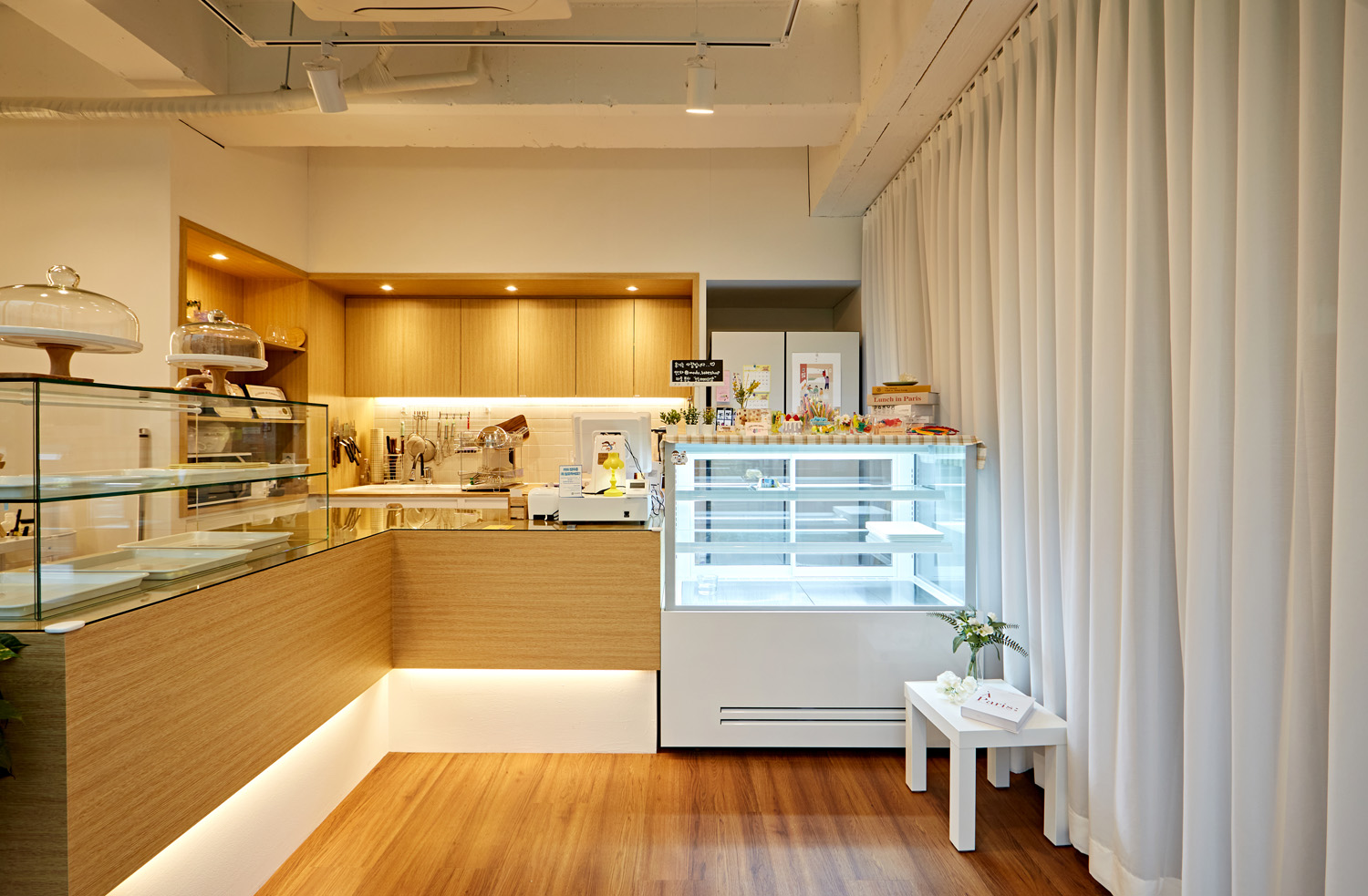 白色&原木风 7 坪咖啡店设计-4