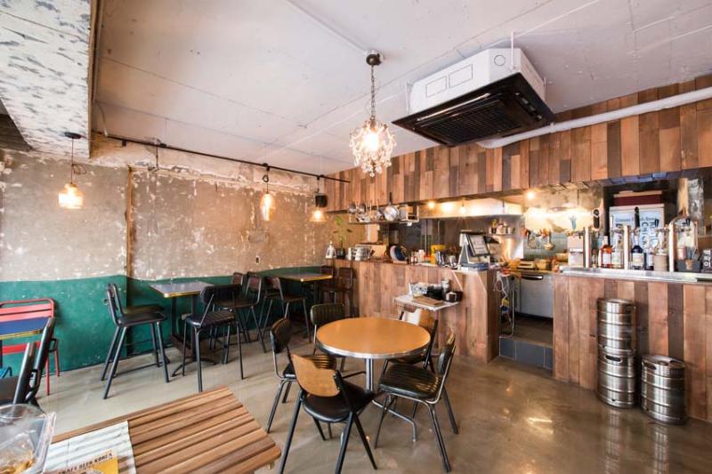 20 平米极简主义咖啡馆，裸露混凝土打造温馨空间-2