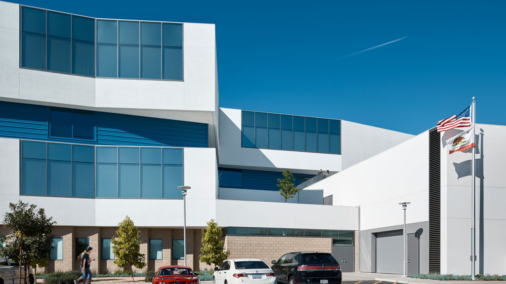 废弃办公楼变身高中新典范-1