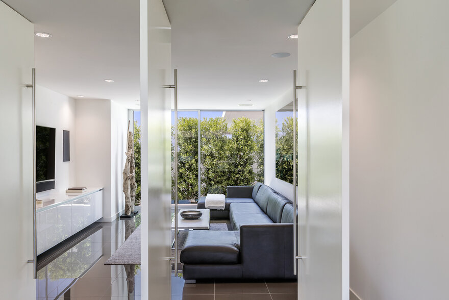 Linea Residence Featuring Minimal Lines and Walls of Glass-15