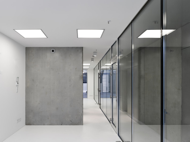 捷克布拉格四层狭长住宅-12