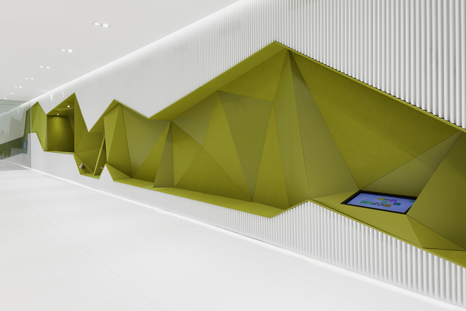 DSK 银行旗舰分行设计,绿色百叶窗与多彩条形打造开放空间-39