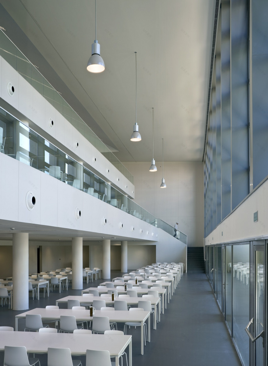 格兰纳达大学学习中心 · 有机形态的多功能空间-24