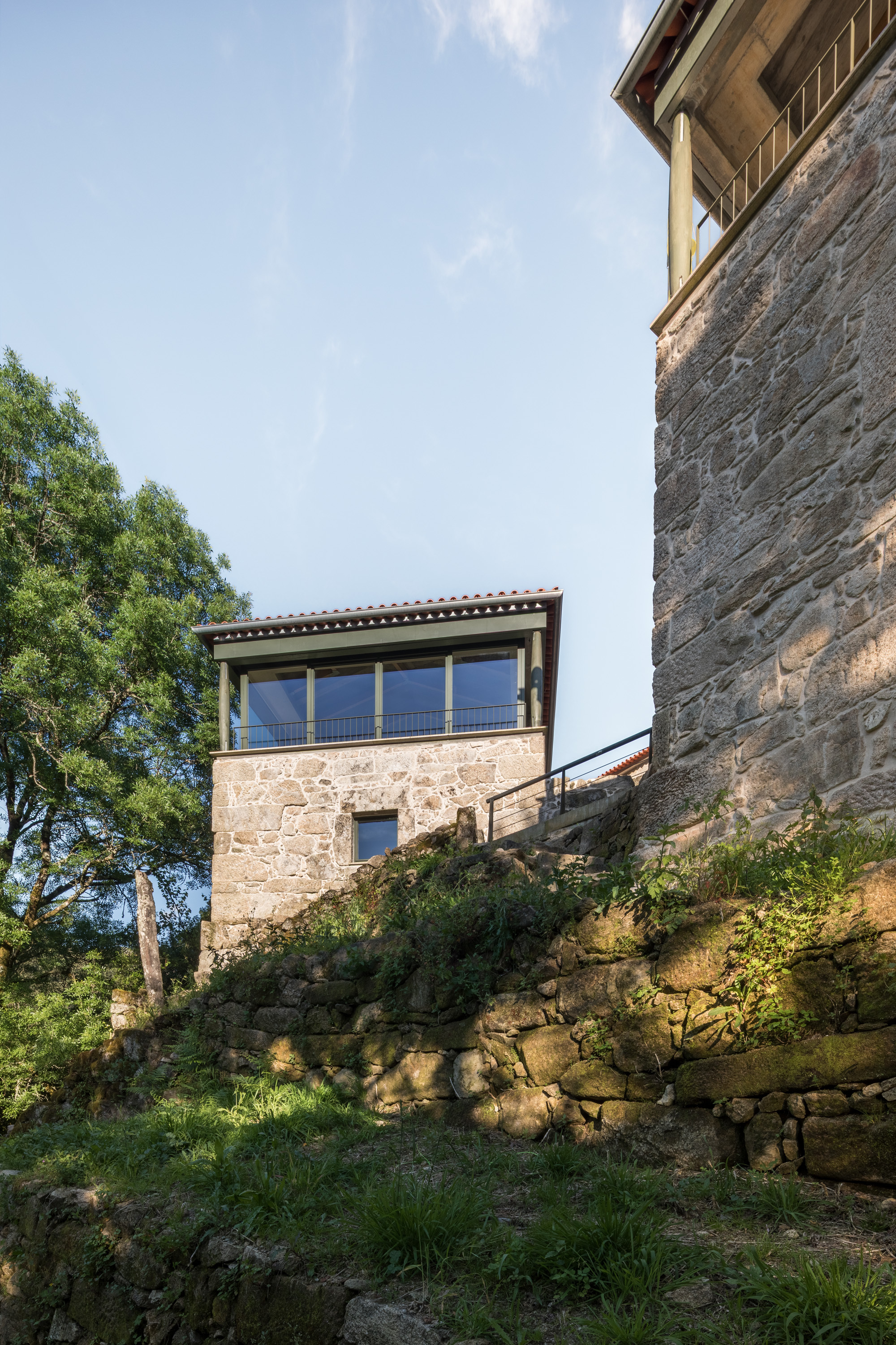 姊妹屋；姊妹楼（需结合具体语境确定最合适的表达，这里假设在描述建筑等场景下） 丨葡萄牙丨oitoo-31