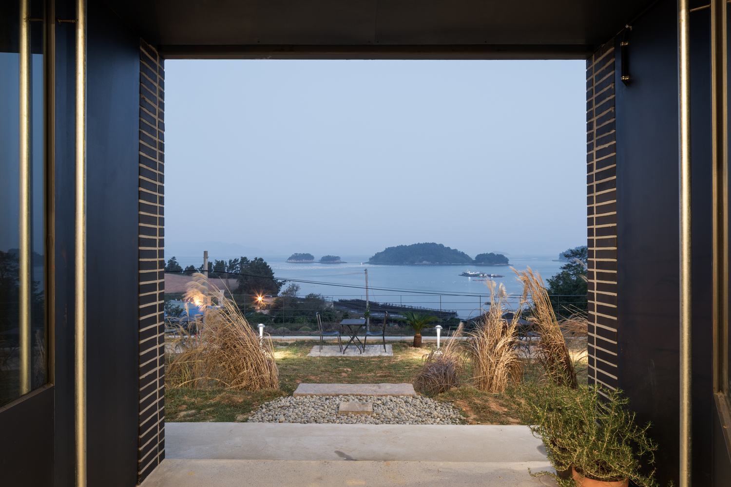 融入自然的简约咖啡馆-53