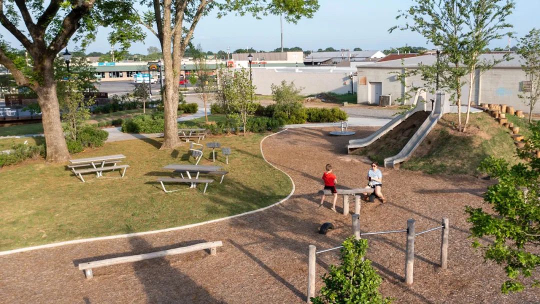 阿肯色州康威市市中心的马丁·路德·金广场丨美国丨SWA-17