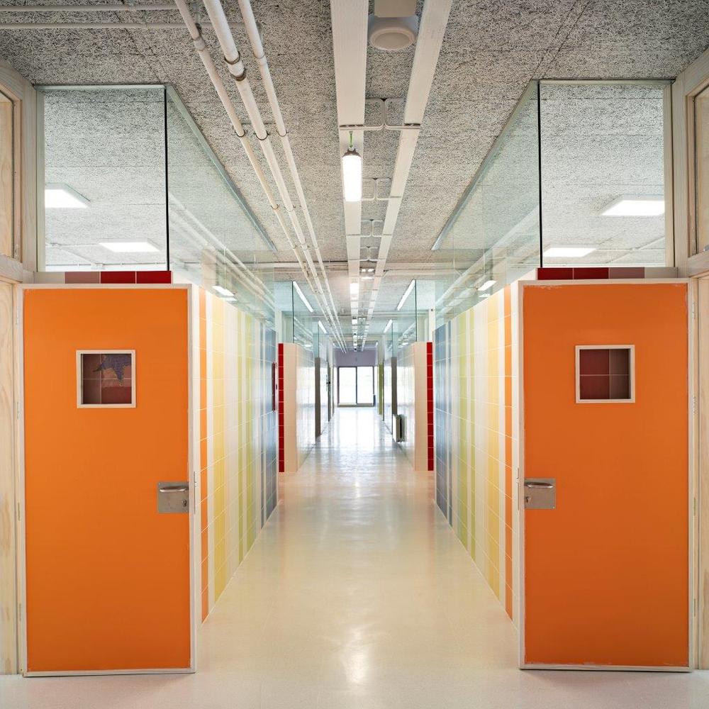 Indira Gandhi Public School · 融入地形的教育建筑-33