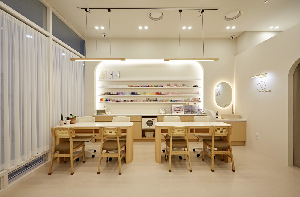 简约白色与原木质感的完美融合 | 10 坪小空间的艺术探索-6