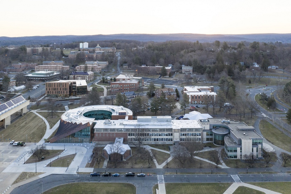 马萨诸塞大学商业创新中心 | 灵活共享空间引领校园潮流-2