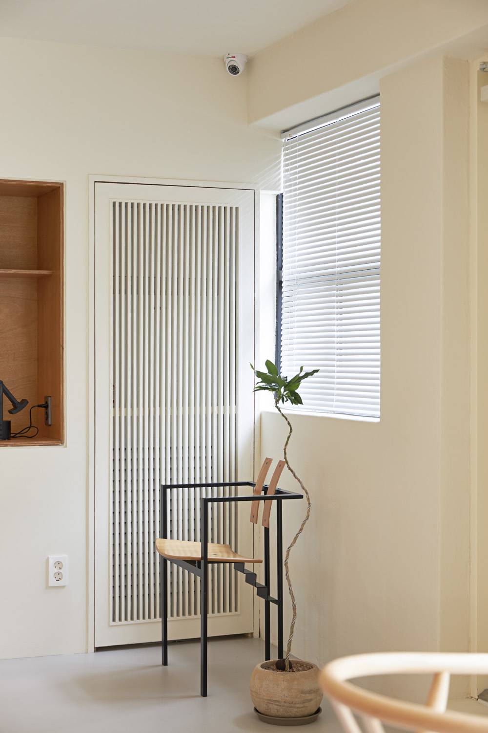 白色与木色，打造 24 平米共享办公室的极简魅力-16