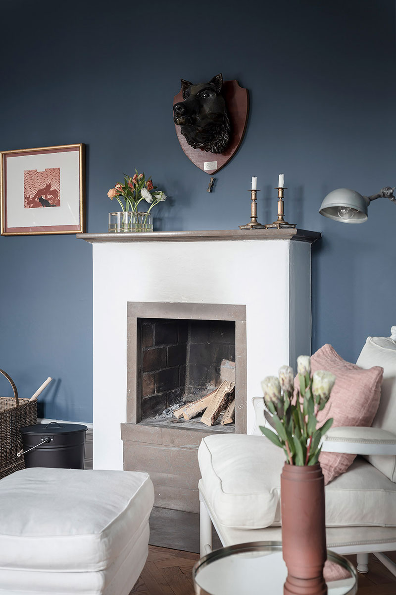 深蓝花卉壁纸 | 瑞典哥德堡大胆斯堪的纳维亚公寓设计-11