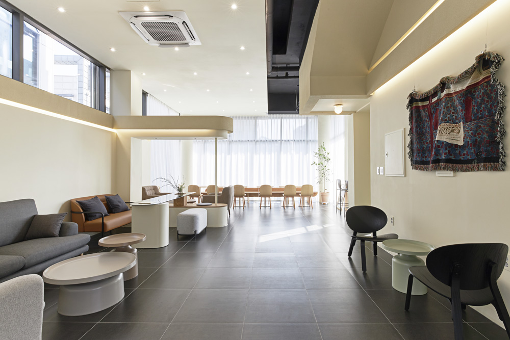 明亮的现代咖啡厅，32 平米打造舒适氛围-3