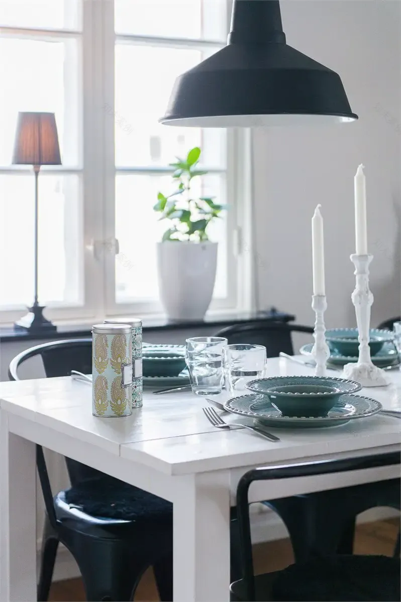 灰黑工业风厨房 | 完美融合 Tolix 钢椅与金属黑墙灯-10