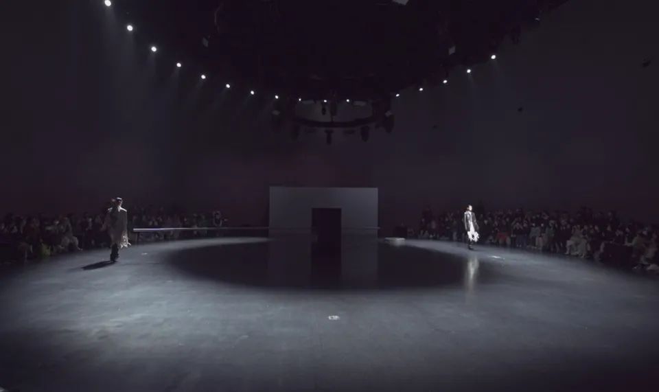 失衡针 · 建筑与时装的科技艺术碰撞丨中国上海丨好似飞行-9