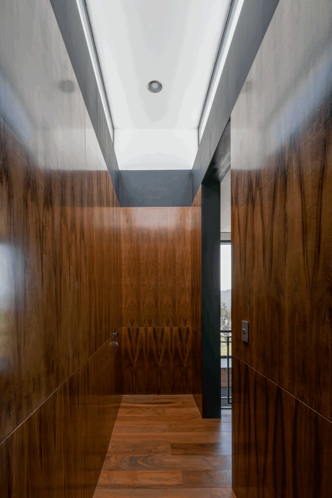 墨西哥 O 住宅 | 双高空间与橡树共生的设计艺术-20