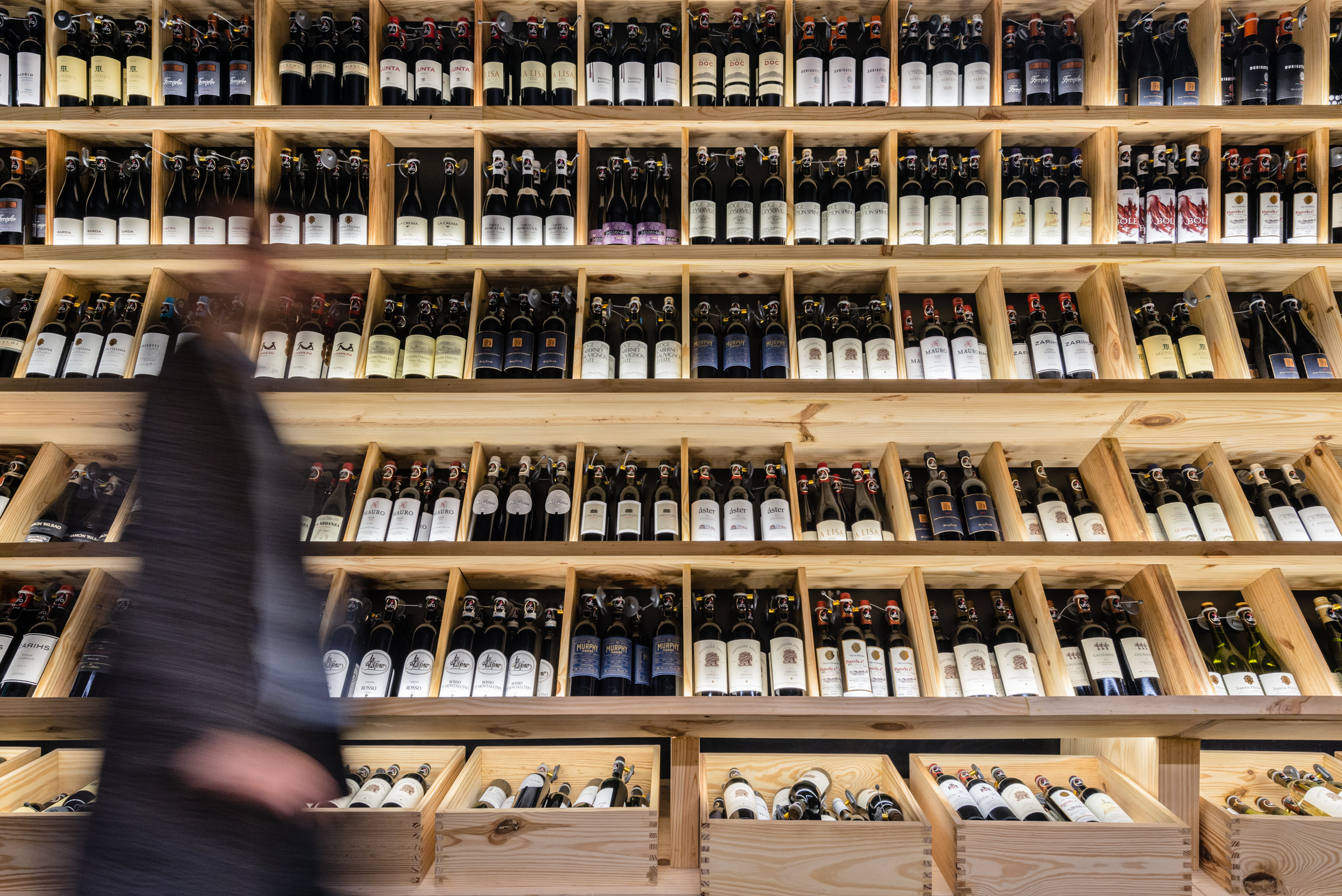 "La Mancha" 酒庄 | 木质温暖,打造随意品酒空间-13