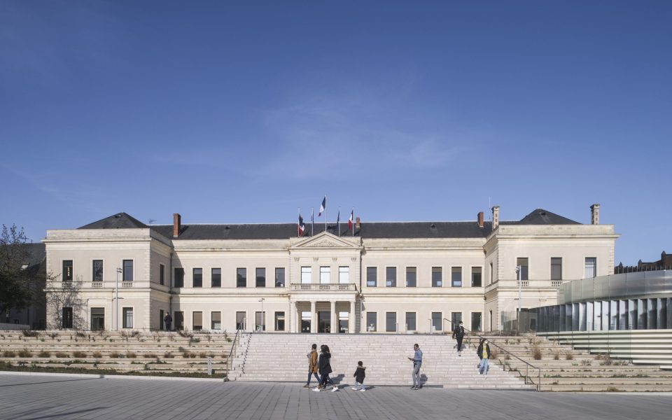 市政厅上下广场整治及议会厅立面重组项目丨法国丨布鲁诺·于埃建筑工作室-0