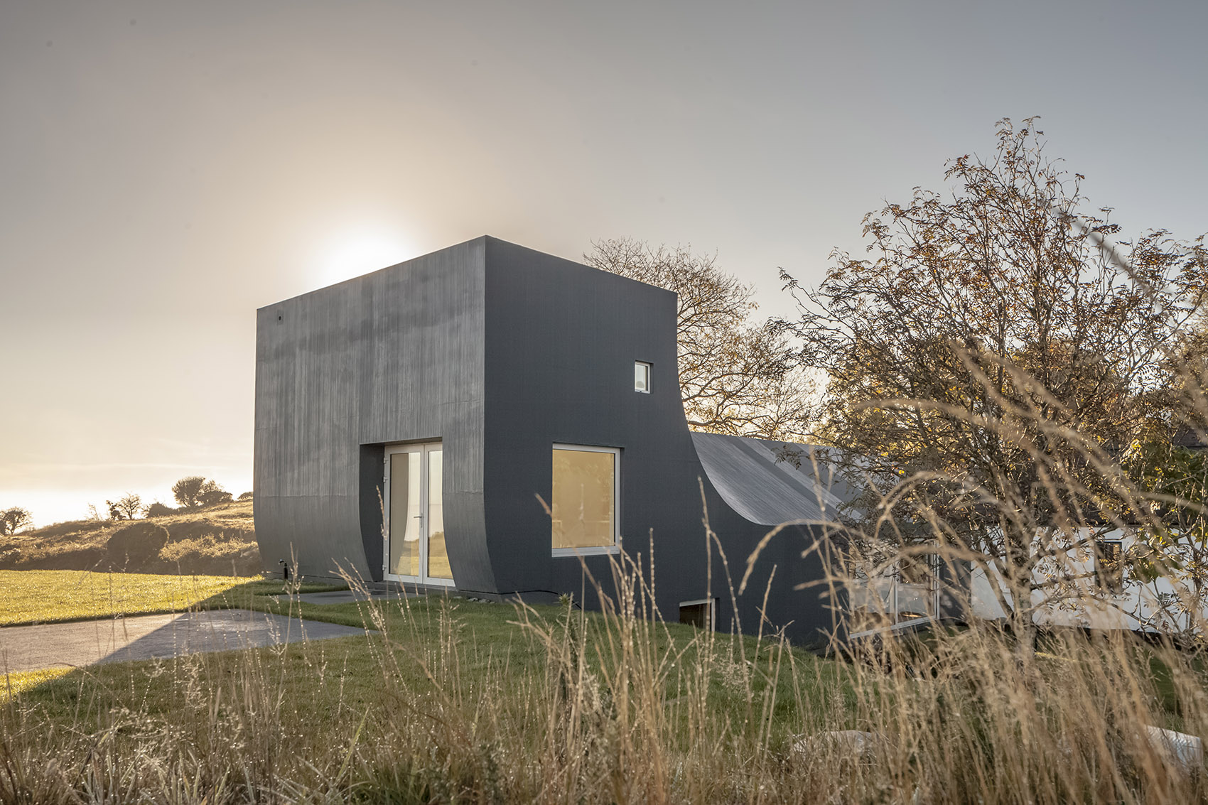 爱尔兰乡间扩建住宅,雕塑般的木结构与绝美景观相融-11