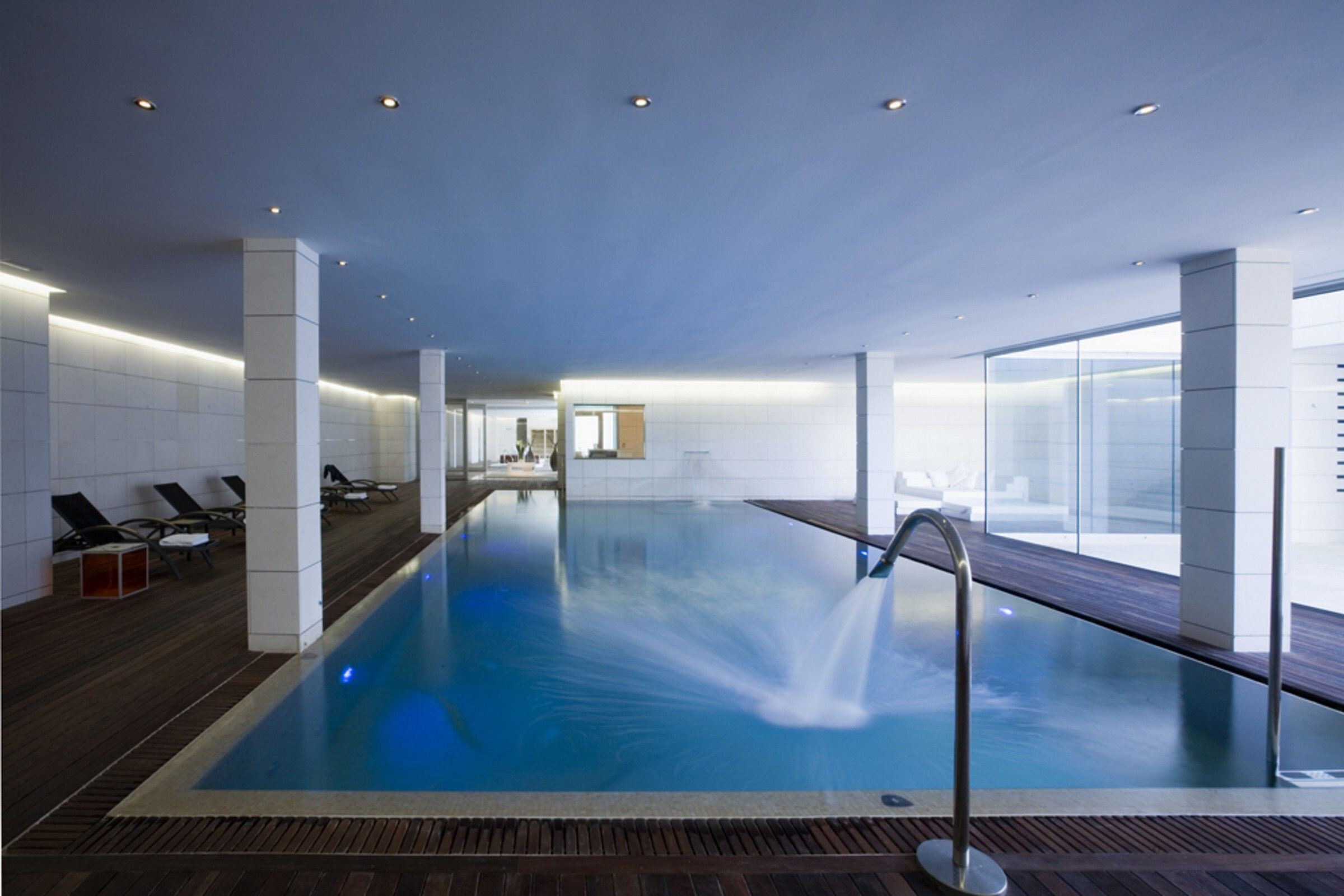 地形融入的绿色多功能酒店设计-27