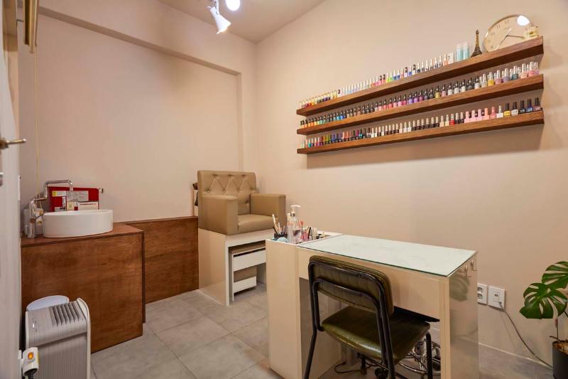 首尔 8 坪咖啡馆，极简工业风营造温馨空间-6