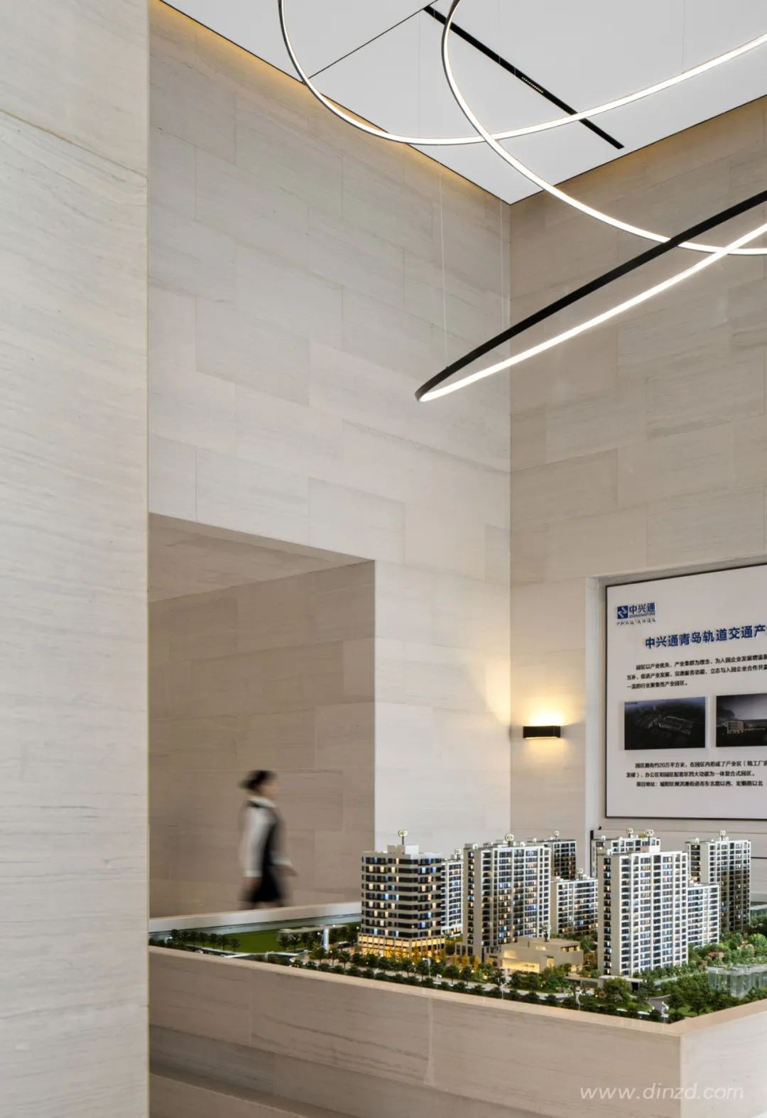 青岛 MOMA 通汇当代阅销售中心 | 现代与线条主义的艺术混搭-13