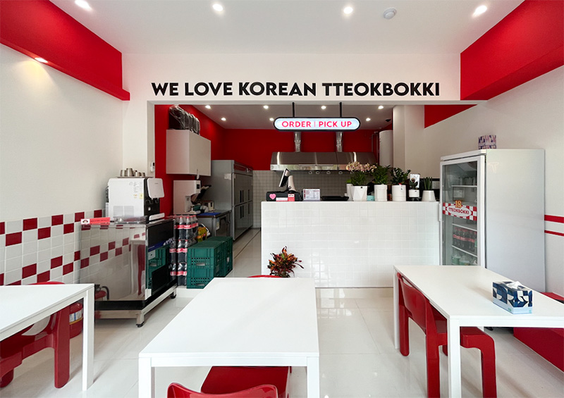 首尔韩式炒年糕餐厅 | 白色与红色的时尚碰撞-3