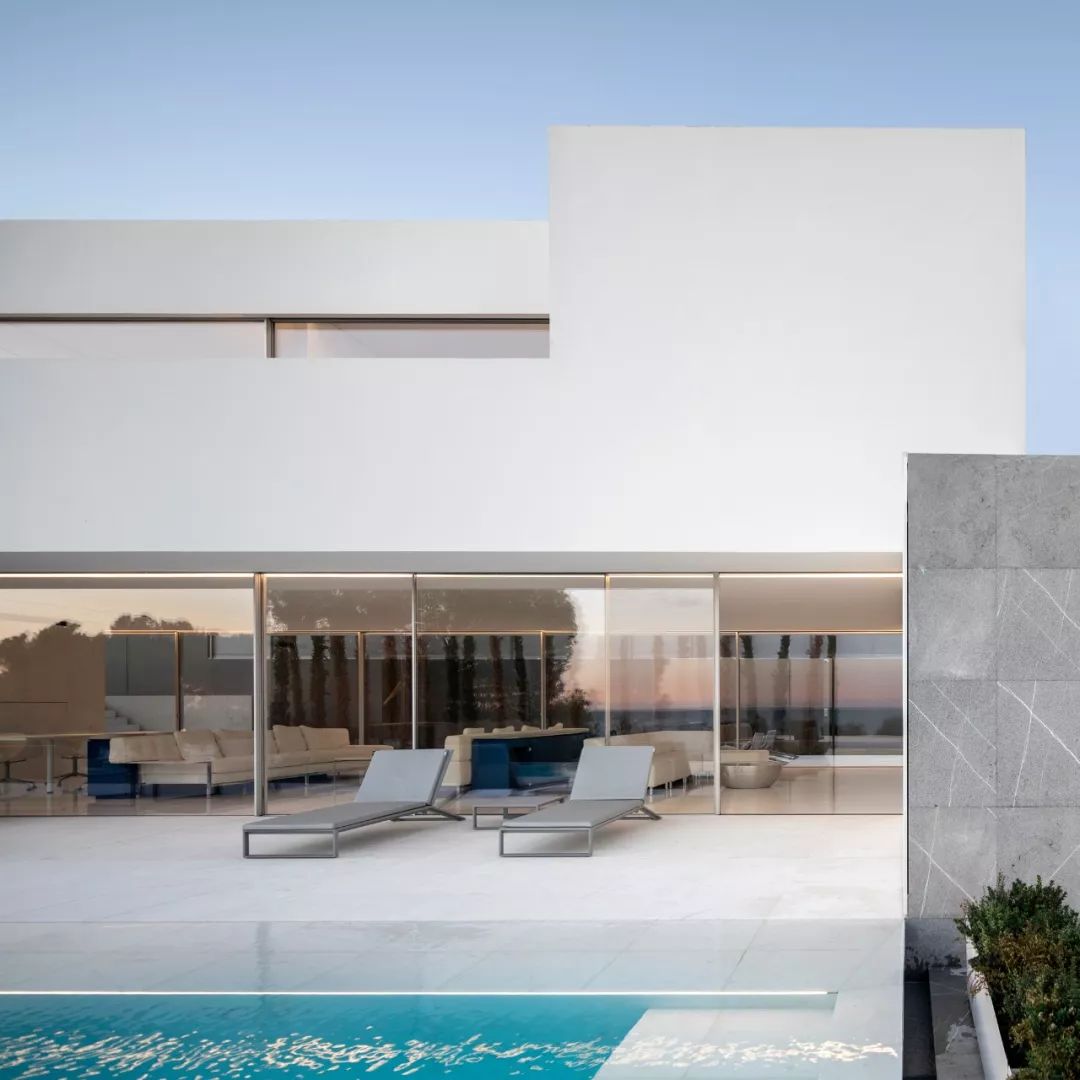 装满了的诗与远方的白色世界  Fran Silvestre-4