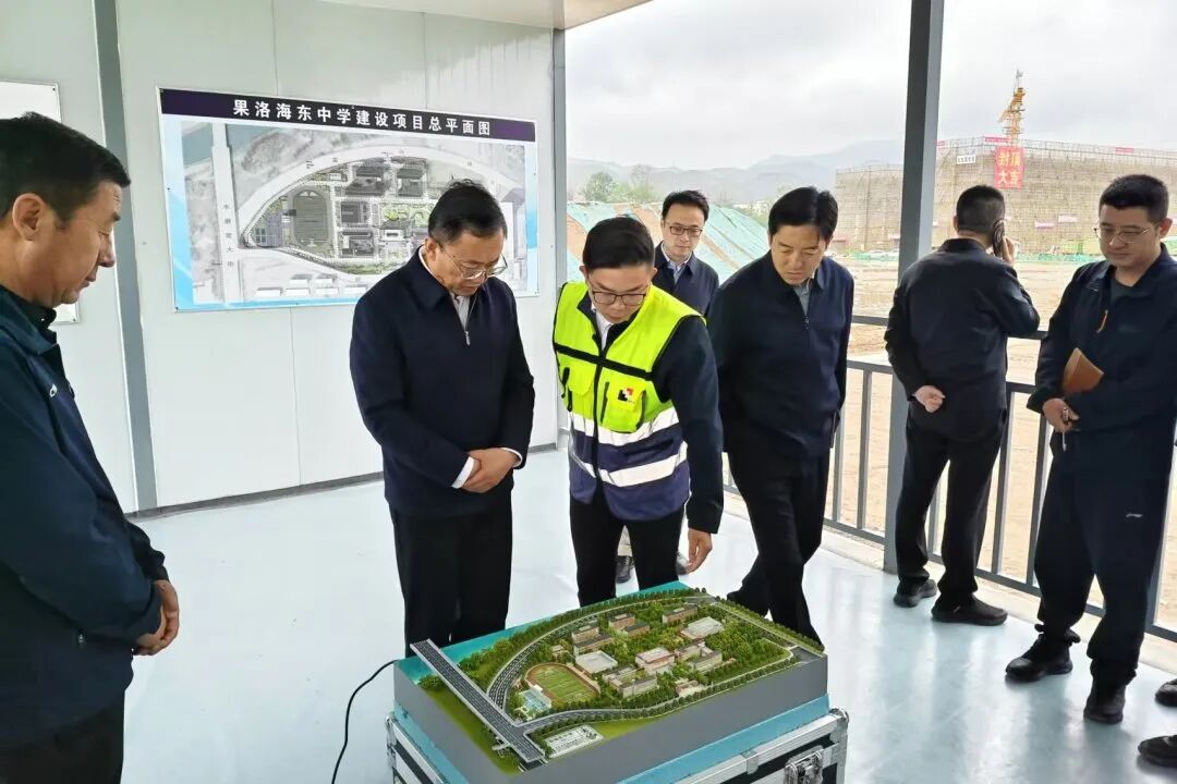 龚正率上海市代表团考察上海建工七建集团青海果洛海东中学项目-32