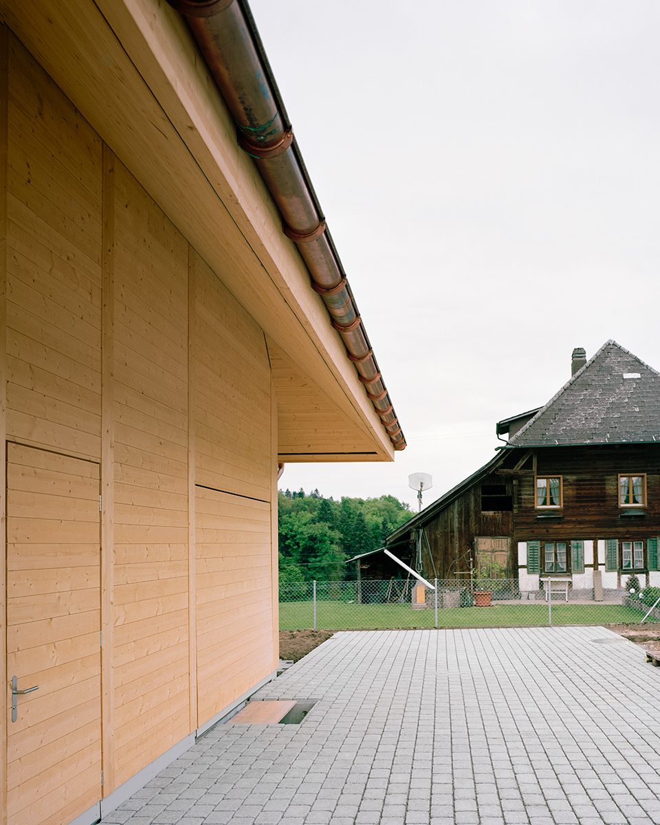 瑞士自给自足现代农舍 | 节能环保,和谐融入环境-9